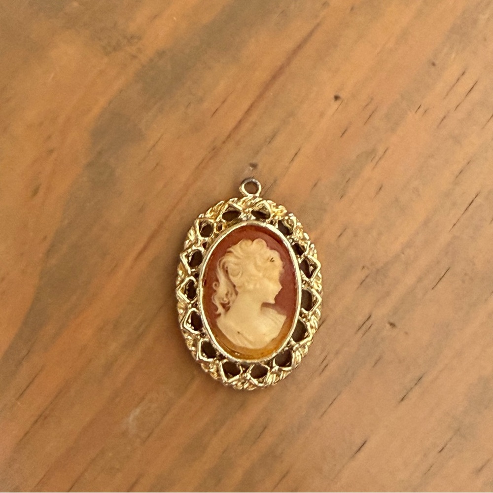 Vintage Gold Shell Cameo Pendant